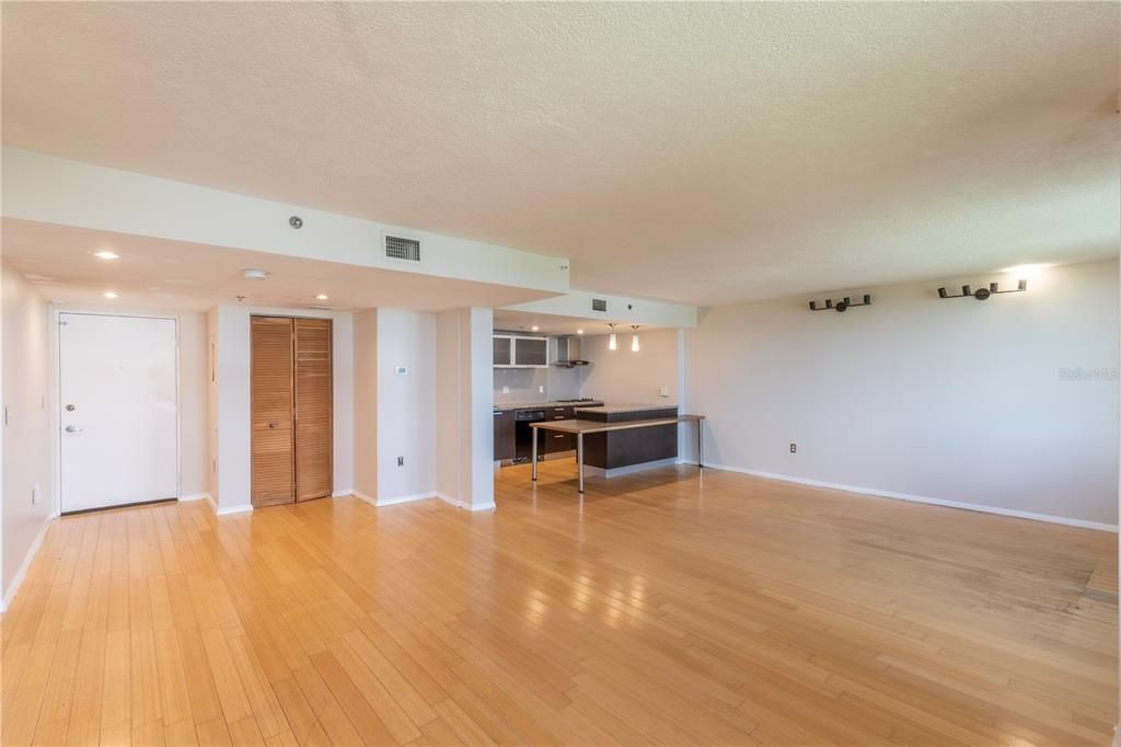 For Sale: $169,000 (2 beds, 2 baths, 1160 Square Feet)