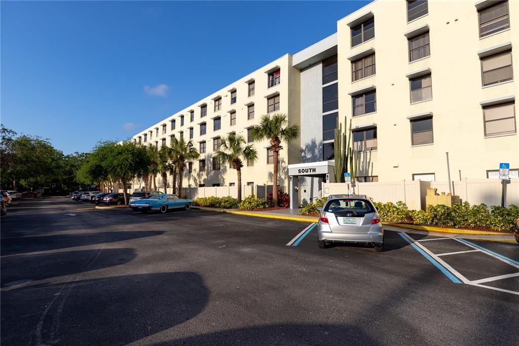 For Sale: $169,000 (2 beds, 2 baths, 1160 Square Feet)
