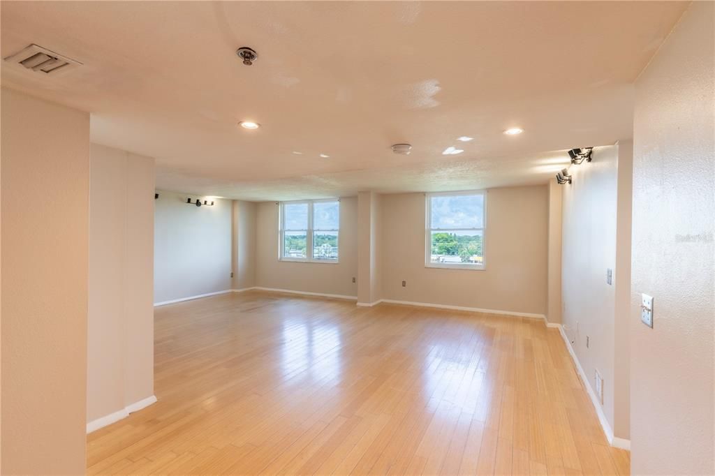 For Sale: $169,000 (2 beds, 2 baths, 1160 Square Feet)