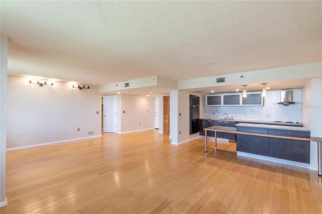 For Sale: $169,000 (2 beds, 2 baths, 1160 Square Feet)