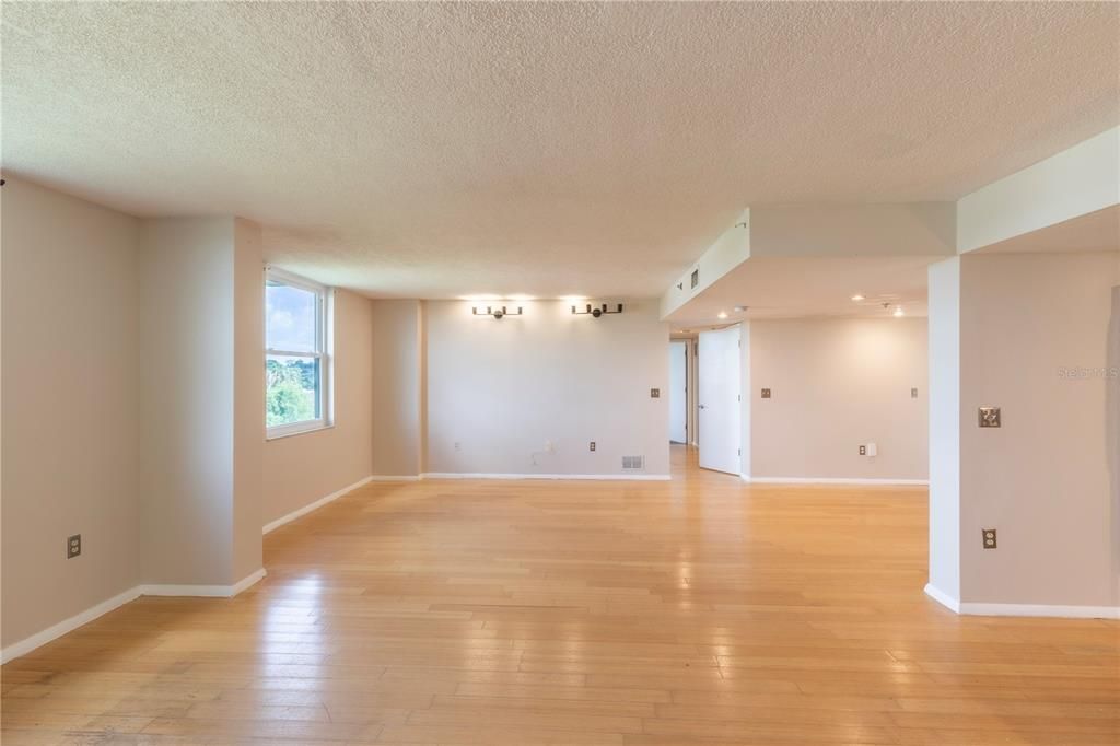 For Sale: $169,000 (2 beds, 2 baths, 1160 Square Feet)