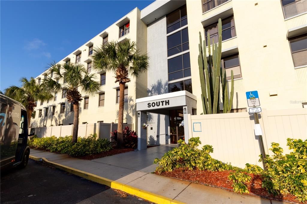 For Sale: $169,000 (2 beds, 2 baths, 1160 Square Feet)