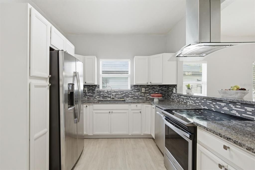 For Sale: $400,000 (3 beds, 2 baths, 1433 Square Feet)