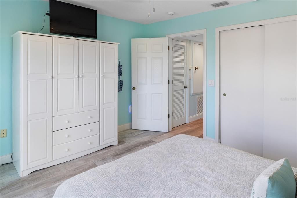For Sale: $415,000 (3 beds, 2 baths, 946 Square Feet)