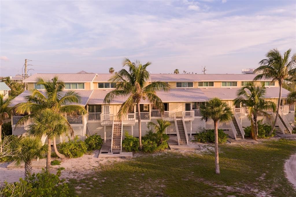 For Sale: $415,000 (3 beds, 2 baths, 946 Square Feet)