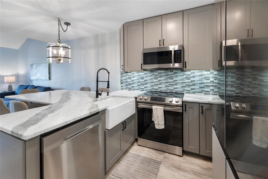 For Sale: $415,000 (3 beds, 2 baths, 946 Square Feet)
