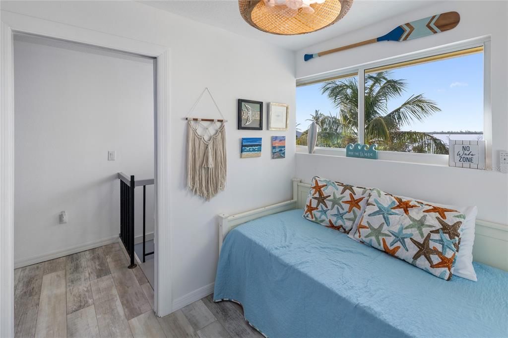 For Sale: $415,000 (3 beds, 2 baths, 946 Square Feet)