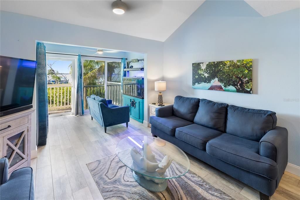 For Sale: $415,000 (3 beds, 2 baths, 946 Square Feet)