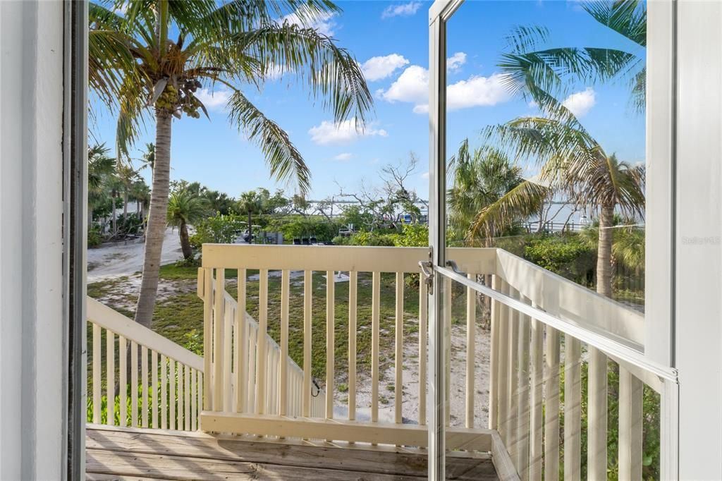For Sale: $415,000 (3 beds, 2 baths, 946 Square Feet)