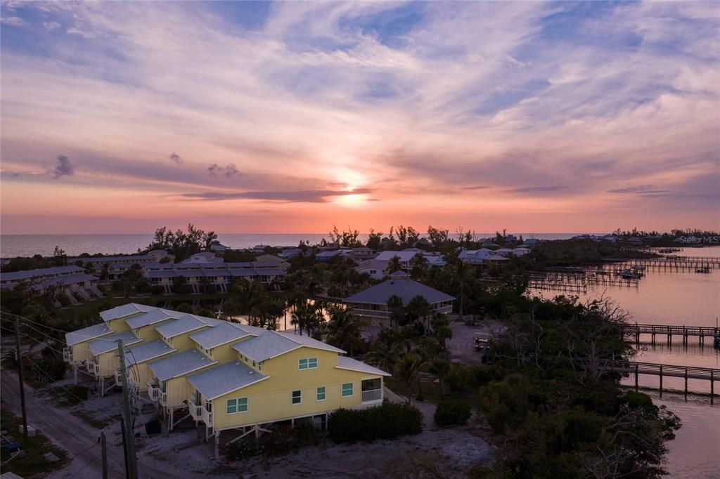 For Sale: $415,000 (3 beds, 2 baths, 946 Square Feet)