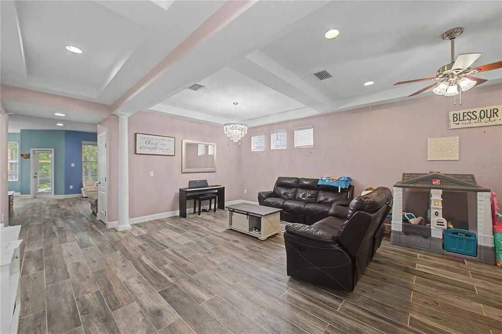 En Venta: $439,000 (4 camas, 2 baños, 2366 Pies cuadrados)