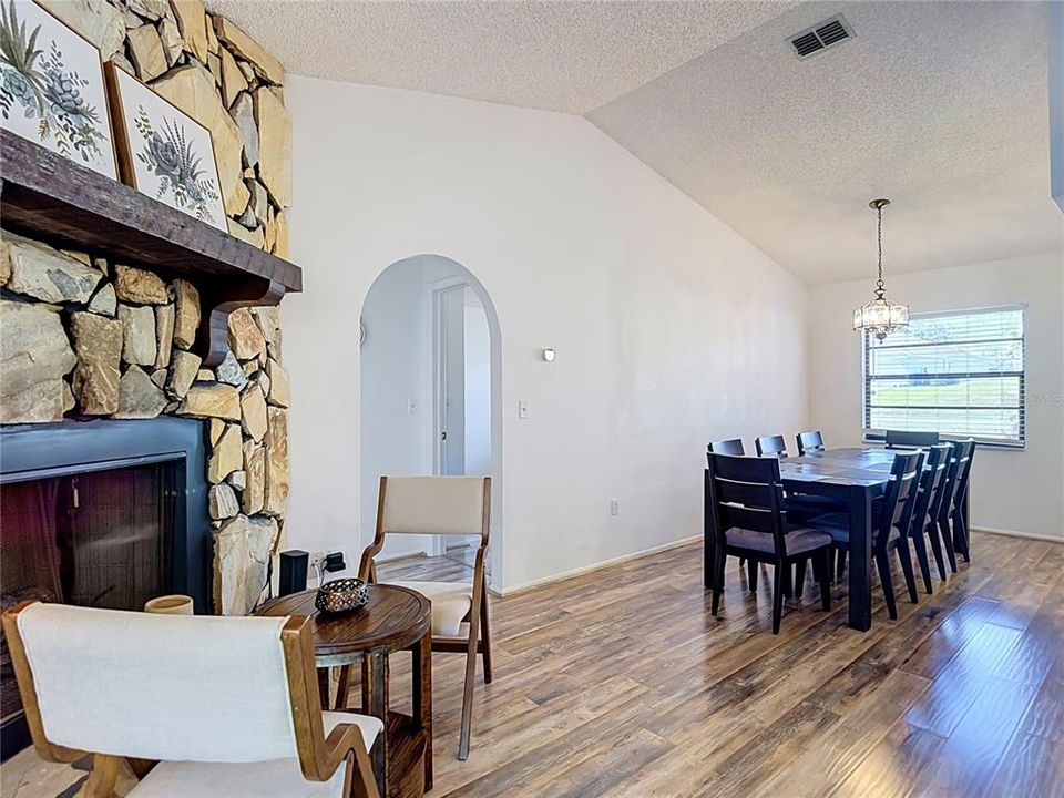 For Sale: $299,000 (2 beds, 2 baths, 1106 Square Feet)