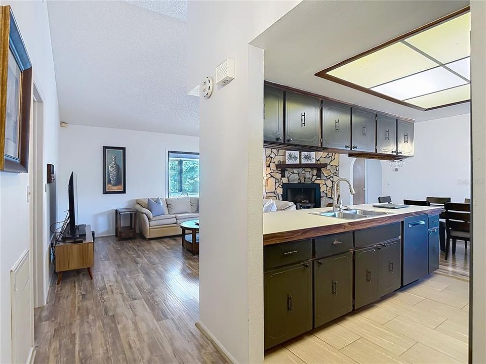 For Sale: $299,000 (2 beds, 2 baths, 1106 Square Feet)