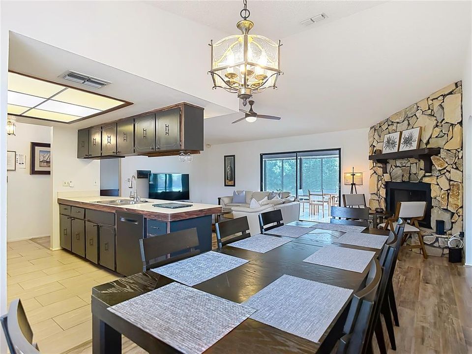 For Sale: $299,000 (2 beds, 2 baths, 1106 Square Feet)