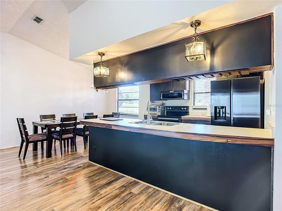 For Sale: $299,000 (2 beds, 2 baths, 1106 Square Feet)