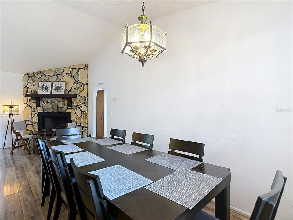For Sale: $299,000 (2 beds, 2 baths, 1106 Square Feet)