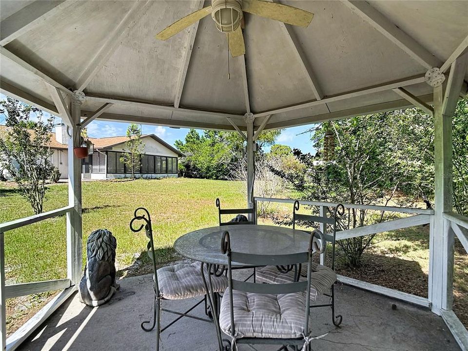 For Sale: $299,000 (2 beds, 2 baths, 1106 Square Feet)