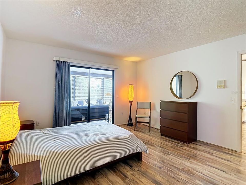 For Sale: $299,000 (2 beds, 2 baths, 1106 Square Feet)