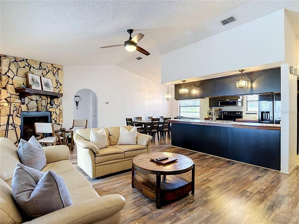 For Sale: $299,000 (2 beds, 2 baths, 1106 Square Feet)