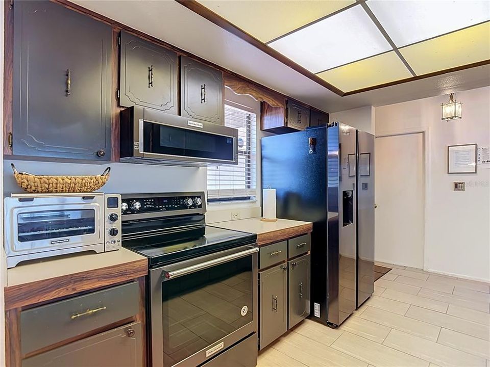 For Sale: $299,000 (2 beds, 2 baths, 1106 Square Feet)