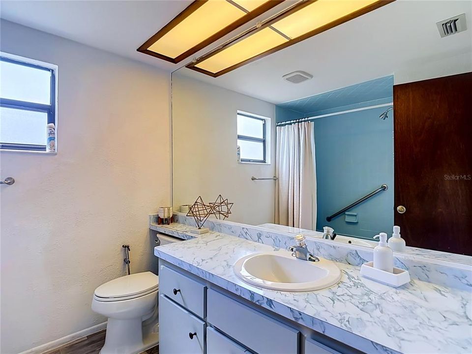 For Sale: $299,000 (2 beds, 2 baths, 1106 Square Feet)