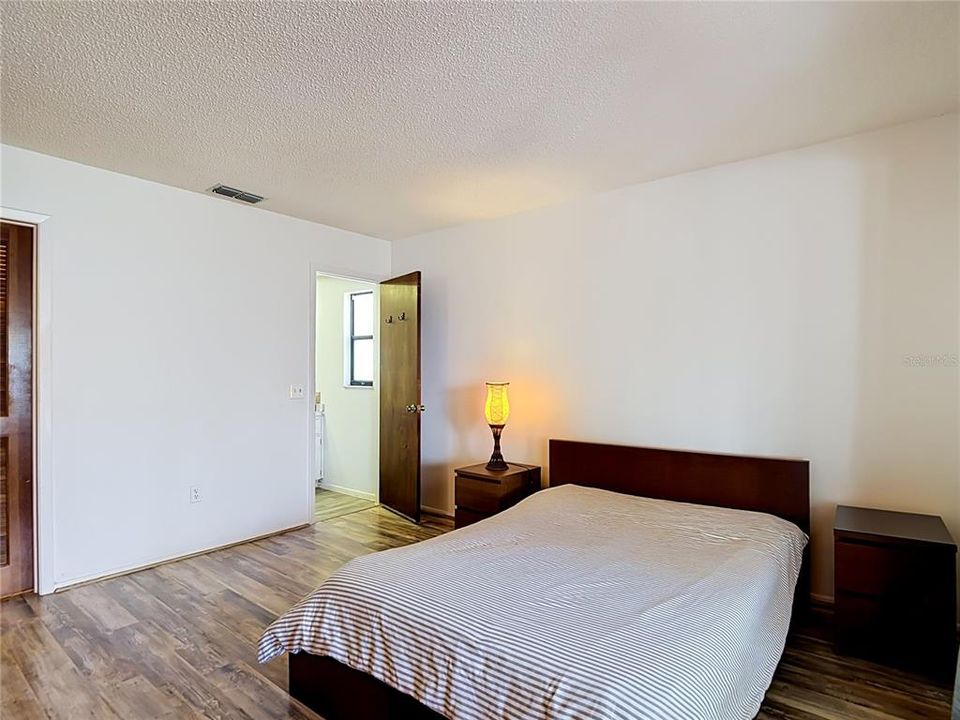 For Sale: $299,000 (2 beds, 2 baths, 1106 Square Feet)