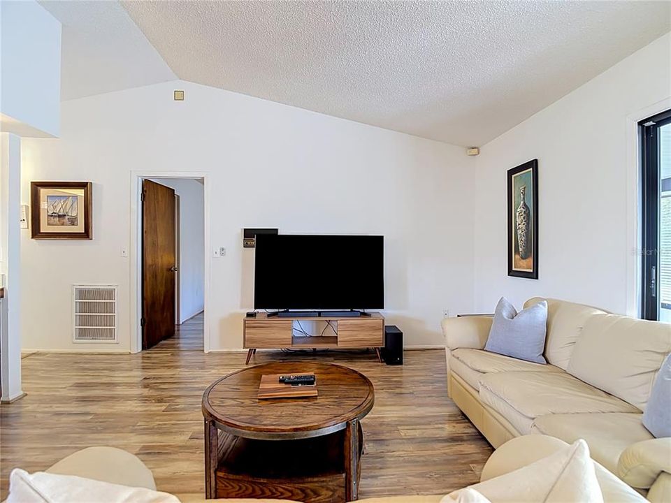 For Sale: $299,000 (2 beds, 2 baths, 1106 Square Feet)