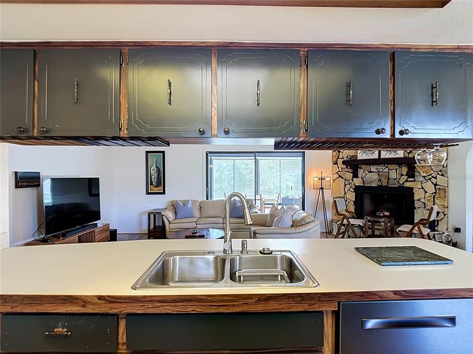 For Sale: $299,000 (2 beds, 2 baths, 1106 Square Feet)