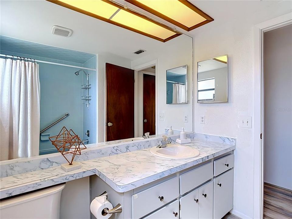 For Sale: $299,000 (2 beds, 2 baths, 1106 Square Feet)