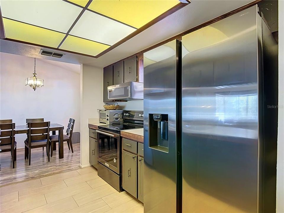 For Sale: $299,000 (2 beds, 2 baths, 1106 Square Feet)