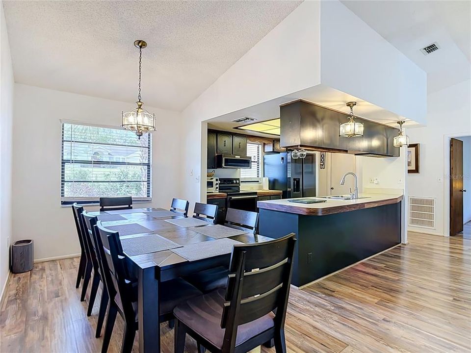 For Sale: $299,000 (2 beds, 2 baths, 1106 Square Feet)