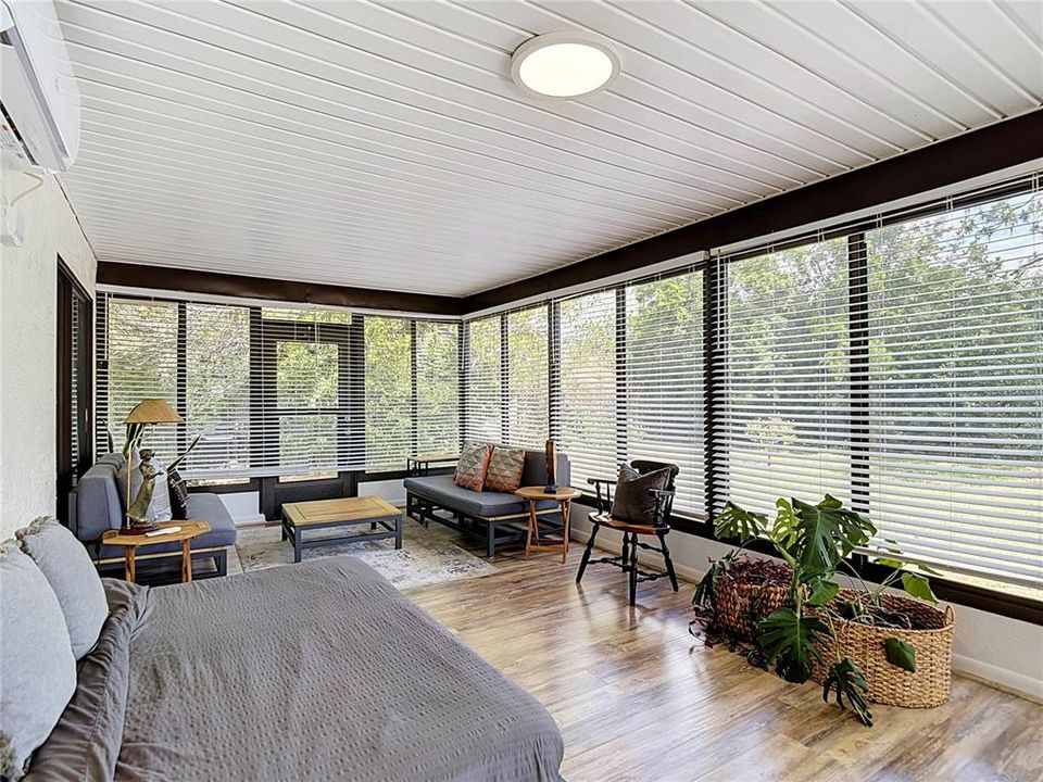 For Sale: $299,000 (2 beds, 2 baths, 1106 Square Feet)