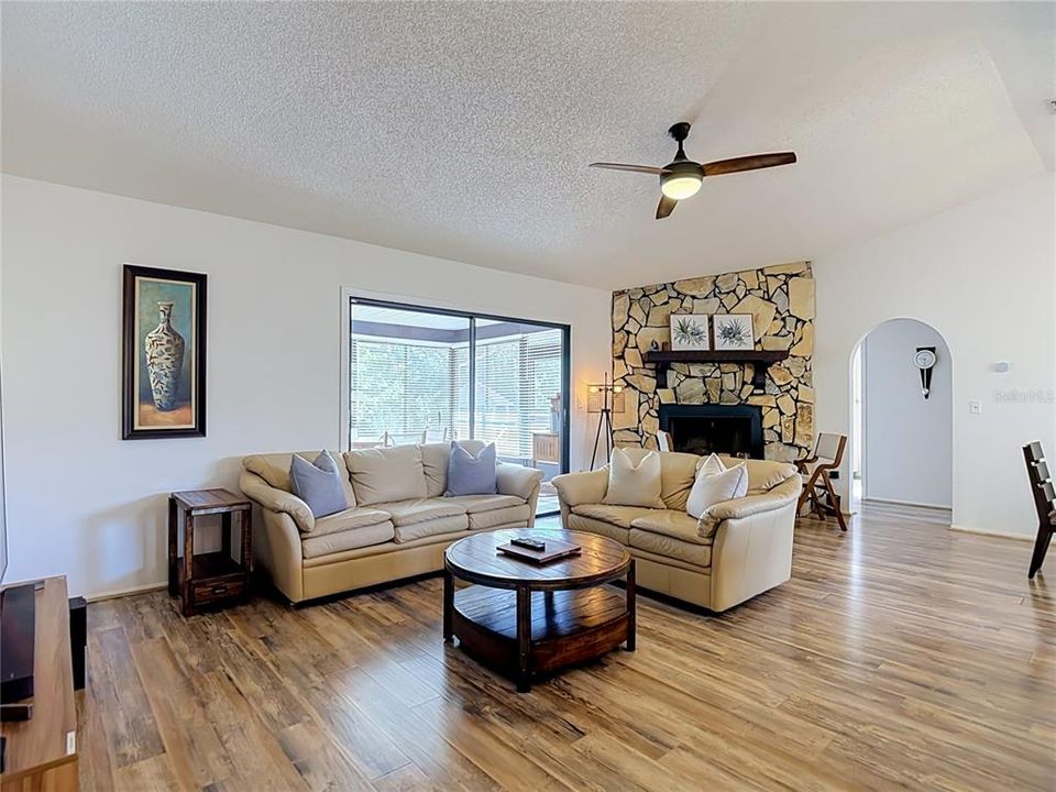 For Sale: $299,000 (2 beds, 2 baths, 1106 Square Feet)