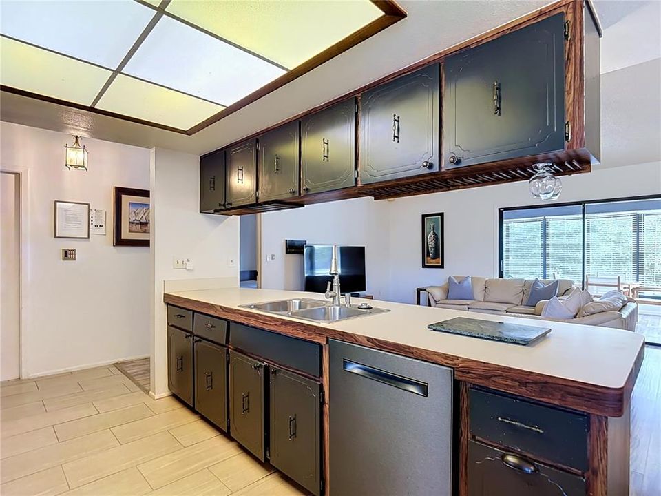 For Sale: $299,000 (2 beds, 2 baths, 1106 Square Feet)