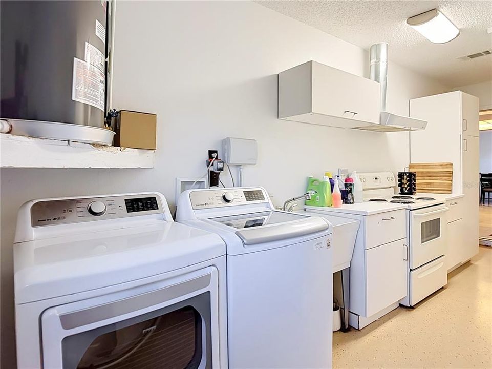 For Sale: $299,000 (2 beds, 2 baths, 1106 Square Feet)