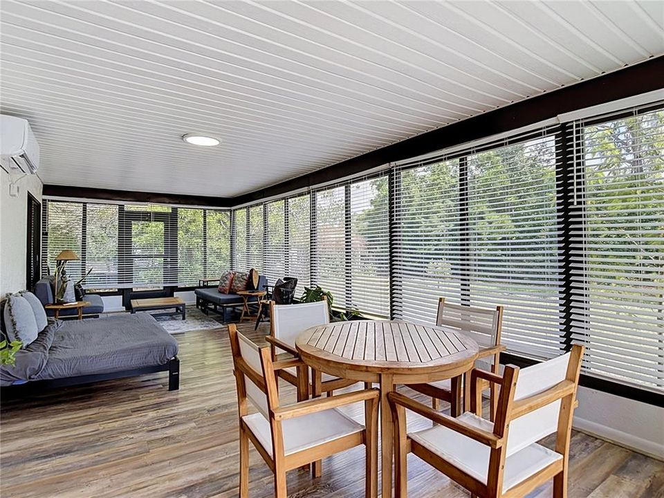For Sale: $299,000 (2 beds, 2 baths, 1106 Square Feet)