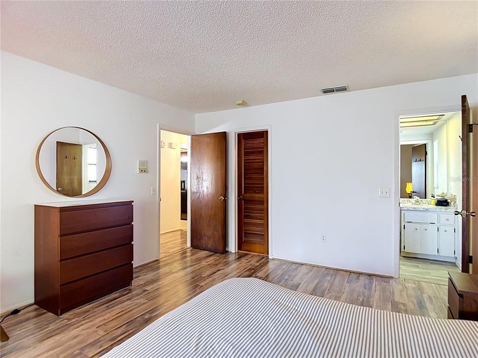 For Sale: $299,000 (2 beds, 2 baths, 1106 Square Feet)