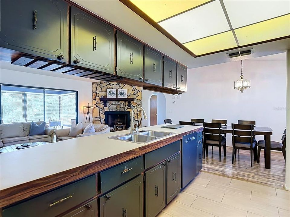 For Sale: $299,000 (2 beds, 2 baths, 1106 Square Feet)