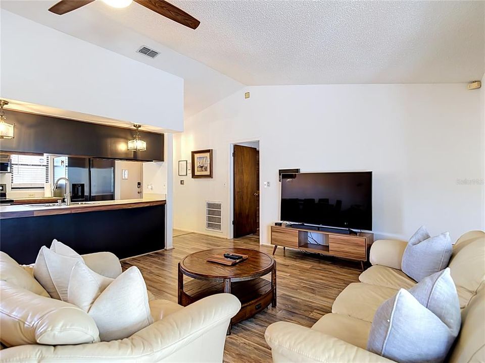 For Sale: $299,000 (2 beds, 2 baths, 1106 Square Feet)
