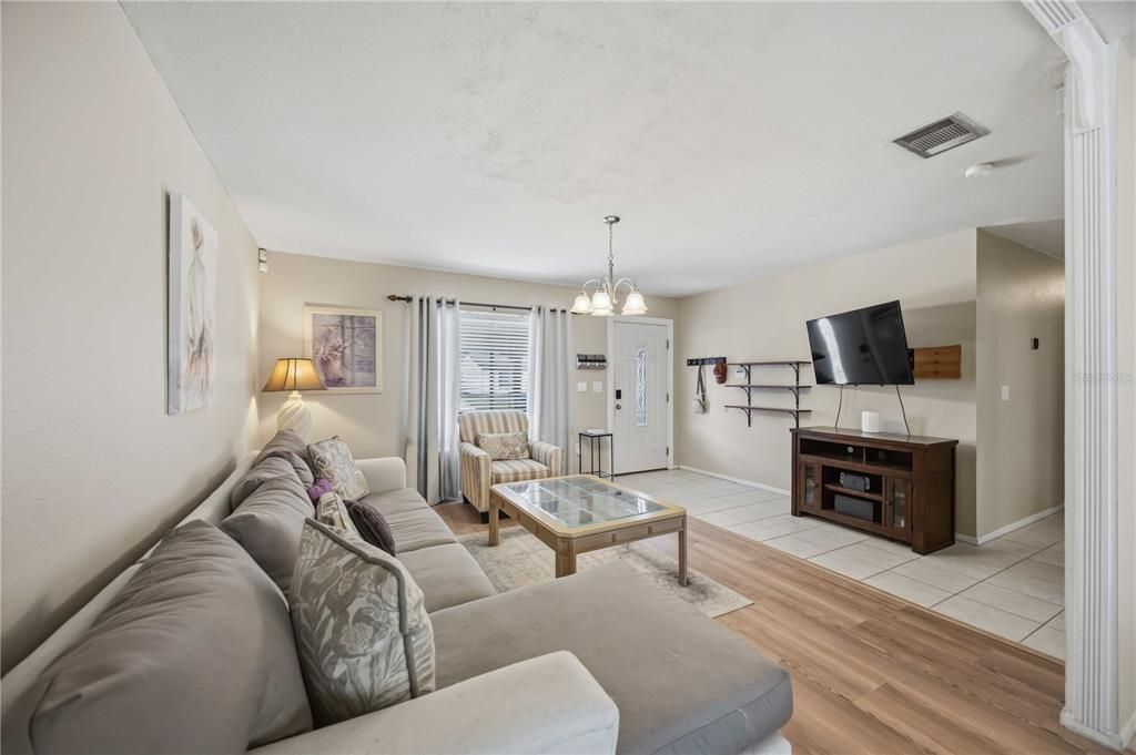 For Sale: $215,000 (3 beds, 2 baths, 1175 Square Feet)