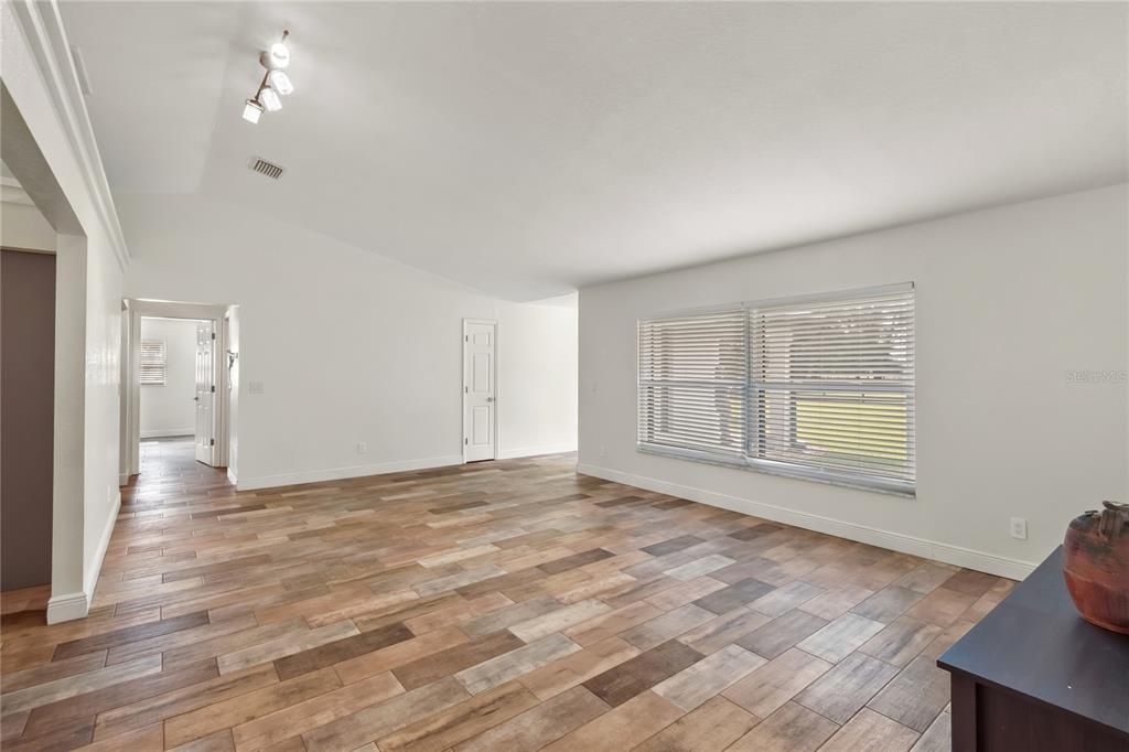 For Sale: $750,000 (3 beds, 2 baths, 1904 Square Feet)