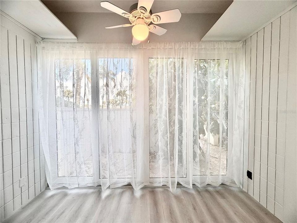 На продажу: $279,900 (2 спален, 2 ванн, 1300 Квадратных фут)