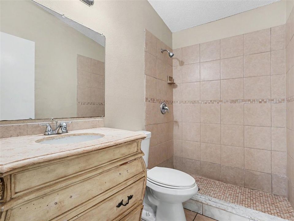 На продажу: $219,900 (3 спален, 2 ванн, 1055 Квадратных фут)
