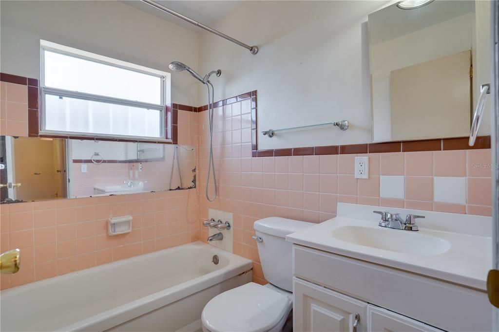 На продажу: $199,000 (2 спален, 1 ванн, 720 Квадратных фут)