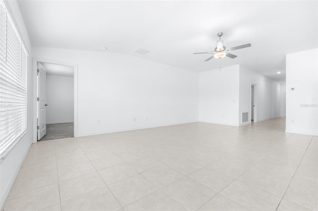 For Sale: $319,999 (4 beds, 2 baths, 1936 Square Feet)