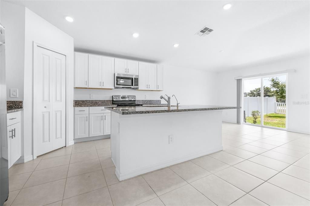 For Sale: $319,999 (4 beds, 2 baths, 1936 Square Feet)