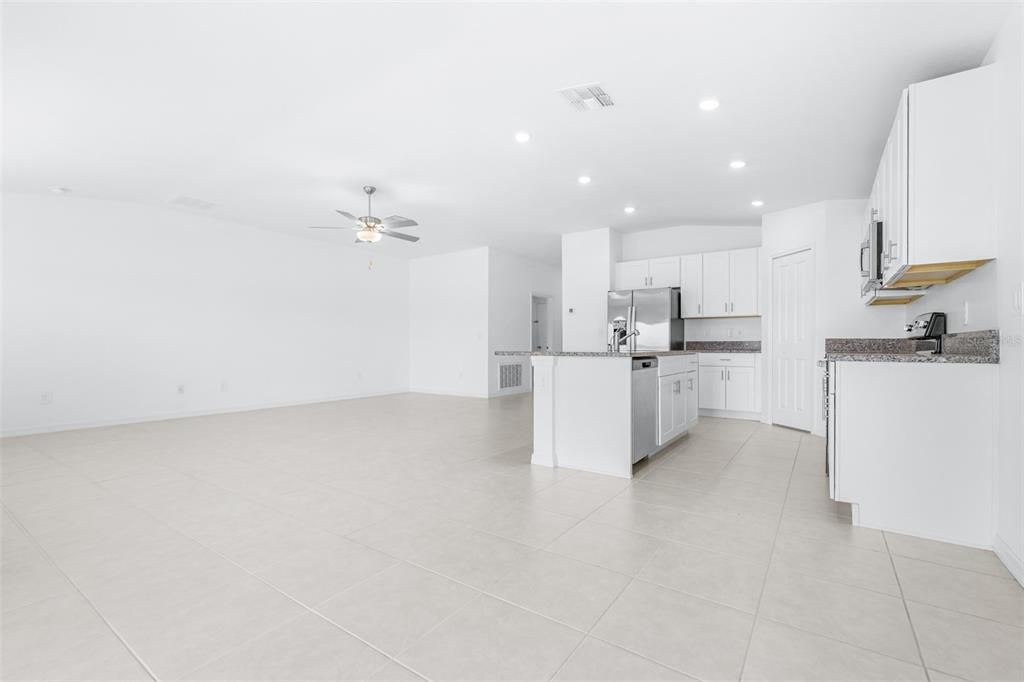 For Sale: $319,999 (4 beds, 2 baths, 1936 Square Feet)