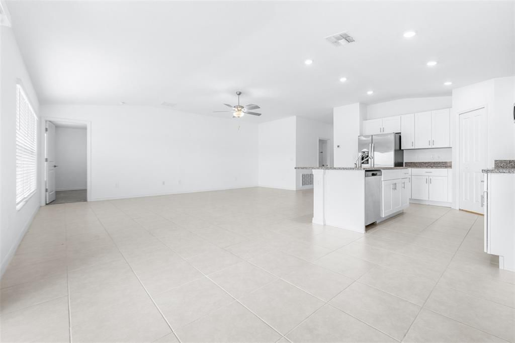 For Sale: $319,999 (4 beds, 2 baths, 1936 Square Feet)
