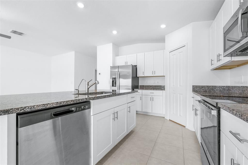 For Sale: $319,999 (4 beds, 2 baths, 1936 Square Feet)