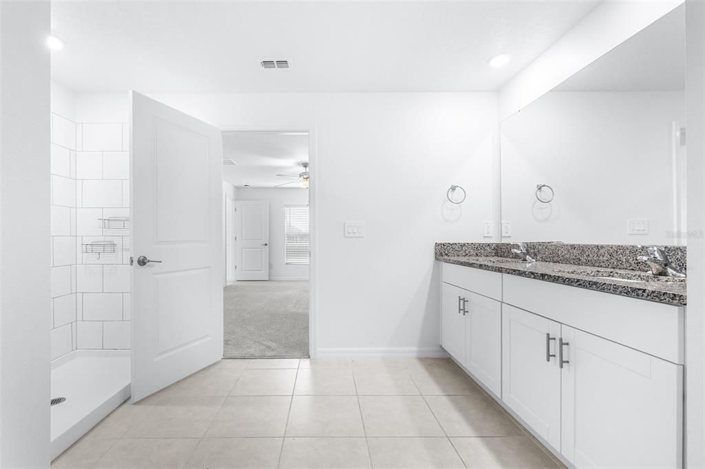 For Sale: $319,999 (4 beds, 2 baths, 1936 Square Feet)